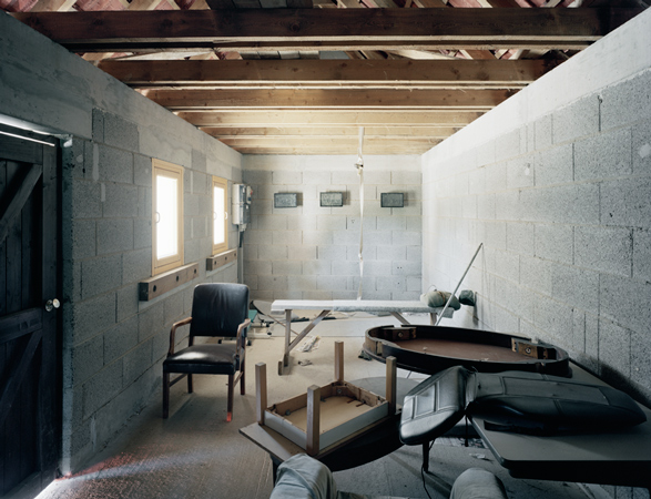 "Interrogation Room, &Uuml;bungsdorf", 2008, Inkjet-print, 106 x 135 cm